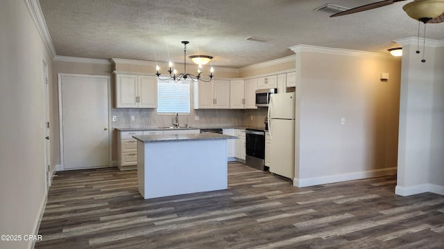 kitchen featuring visible vents, stainless steel appliances, a sink, dark wood-style floors, and a center island