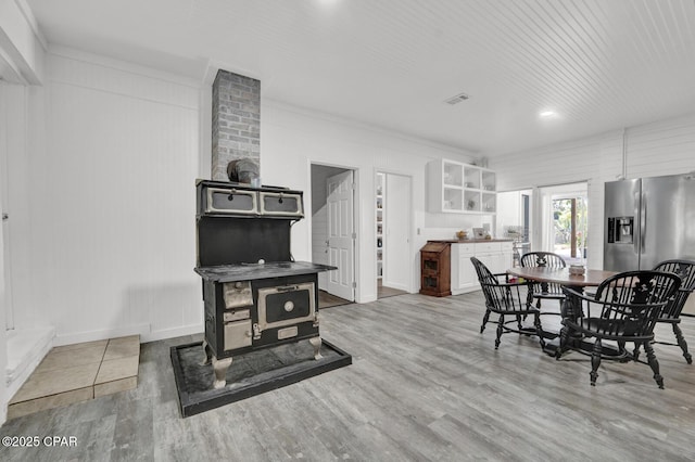 dining space with light wood-style floors, recessed lighting, visible vents, and baseboards