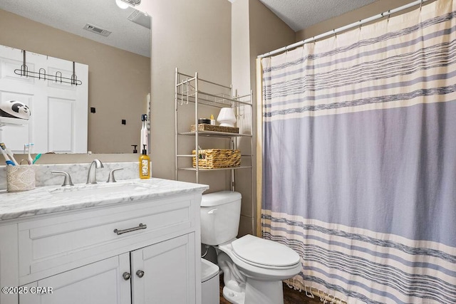full bath featuring toilet, vanity, curtained shower, a textured ceiling, and visible vents