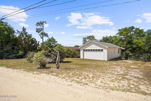 view of front facade featuring a detached garage