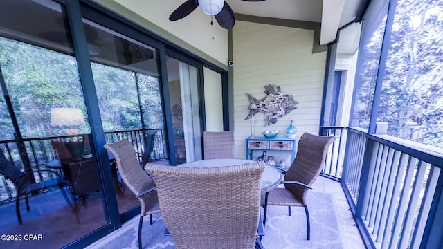 sunroom with ceiling fan