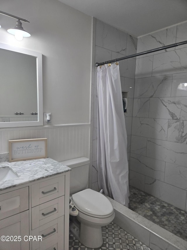 4725 Bay Point Rd Unit 262, Panama City Beach, FL 32408 - full bath featuring toilet, wainscoting, vanity, and tiled shower