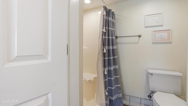 full bath featuring tile patterned flooring, curtained shower, and toilet