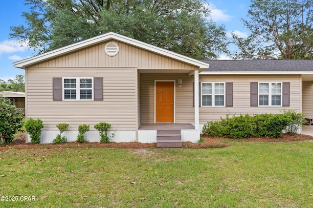 871 2nd St, Chipley, FL 32428 - view of front facade with a front lawn