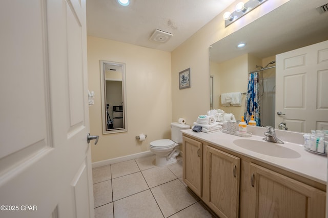 full bath featuring toilet, a shower with shower curtain, tile patterned floors, visible vents, and baseboards