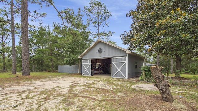 view of outdoor structure with an outbuilding