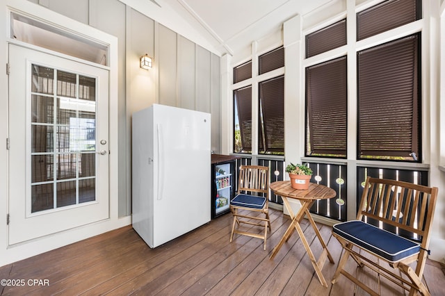 sunroom with vaulted ceiling