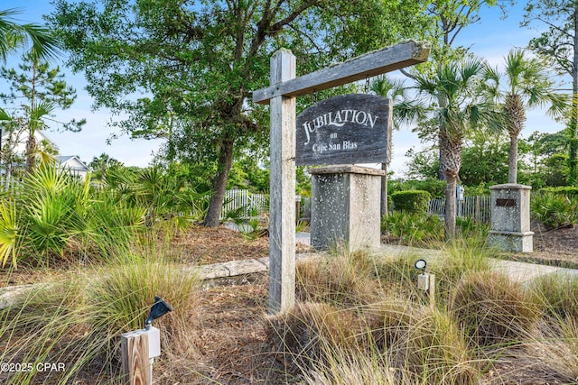 community / neighborhood sign featuring fence