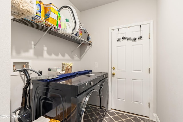 782 Cason Cir, Panama City, FL 32405 - laundry room featuring washing machine and clothes dryer and baseboards