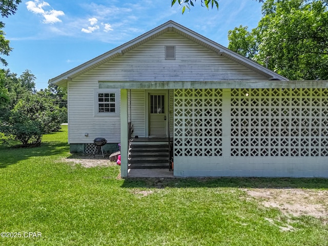 5138 8th Ave, Malone, FL 32445 - back of property with a lawn