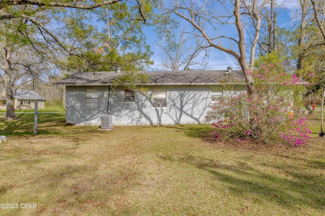 540 4th St, Chipley, FL 32428 - back of house with a lawn