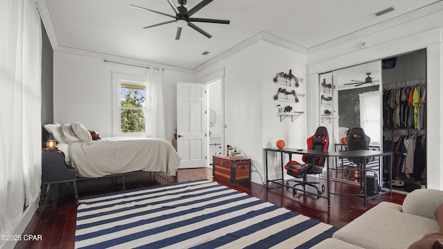 24197 NW Pine Tree Trl, Fountain, FL 32438 - bedroom featuring wood-type flooring, crown molding, a closet, and a ceiling fan