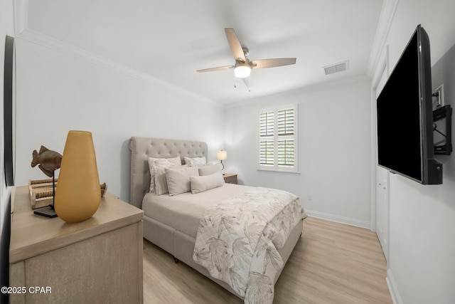 8648 Conch Shell Ct, Panama City Beach, FL 32413 - bedroom with light wood-style floors, crown molding, and ceiling fan