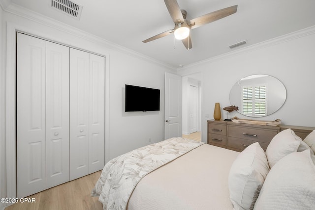 8648 Conch Shell Ct, Panama City Beach, FL 32413 - bedroom featuring a closet, ornamental molding, light wood-style floors, and a ceiling fan