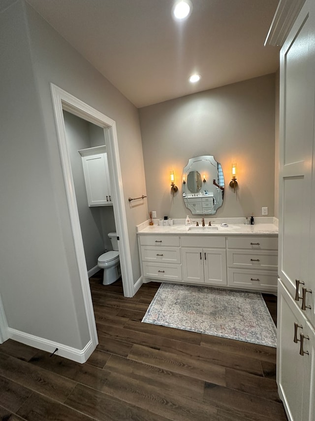 1733 Overhill Dr, San Angelo, TX 76904 - full bath featuring wood finished floors, recessed lighting, vanity, baseboards, and toilet