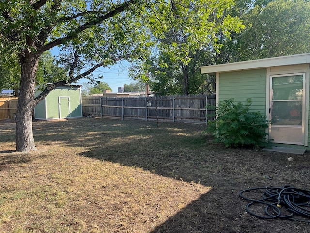 view of yard featuring a storage shed