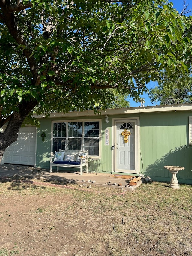 view of front facade with a garage and a front lawn