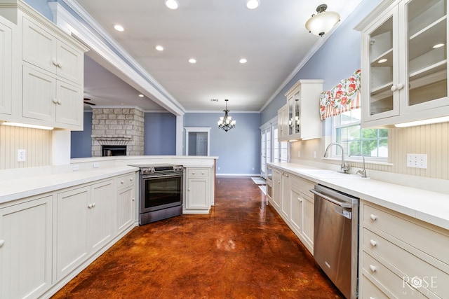 kitchen featuring finished concrete flooring, crown molding, a sink, stainless steel appliances, and a peninsula