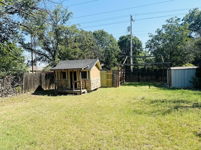 view of yard featuring a storage shed