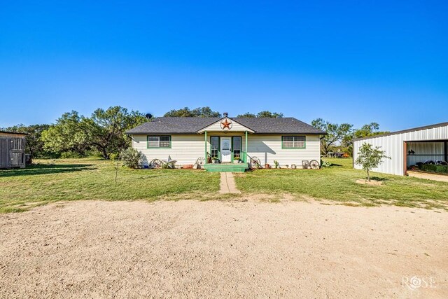 view of front of property featuring a front yard