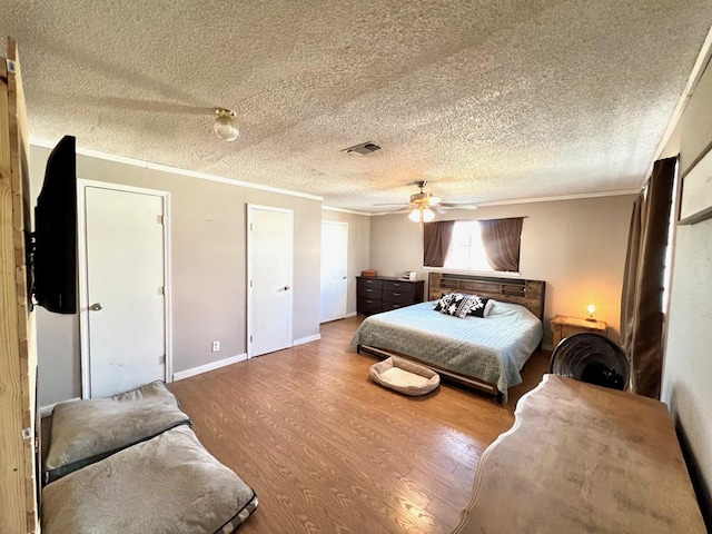 bedroom featuring crown molding, hardwood / wood-style flooring, a textured ceiling, and ceiling fan