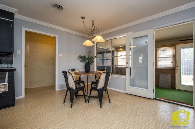 2720 Tanglewood Dr, San Angelo, TX 76904 - dining room featuring baseboards, crown molding, light wood-type flooring, and a textured ceiling