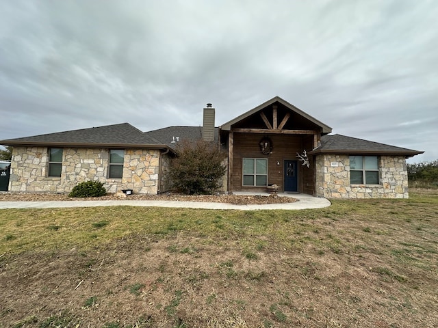 view of front of house with a front lawn