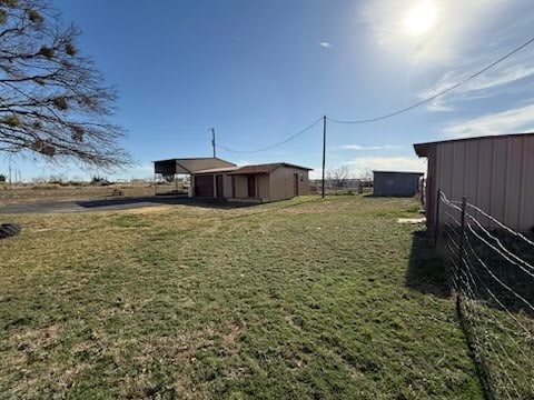 view of yard featuring an outdoor structure