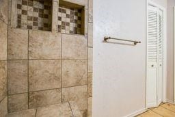 1246 E 20th St, San Angelo, TX 76903 - bathroom featuring a tile shower