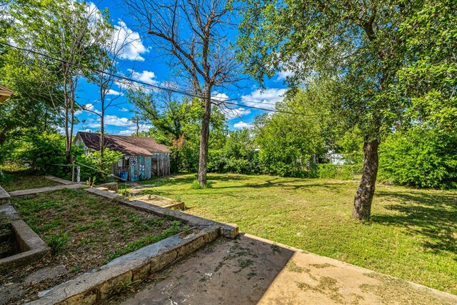 view of yard with an outbuilding