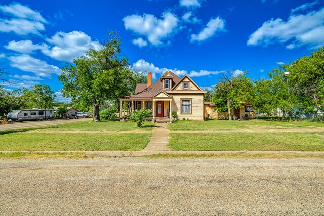 view of front of property with a front yard