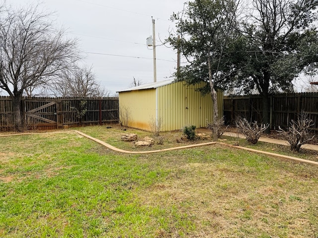 view of yard featuring a shed