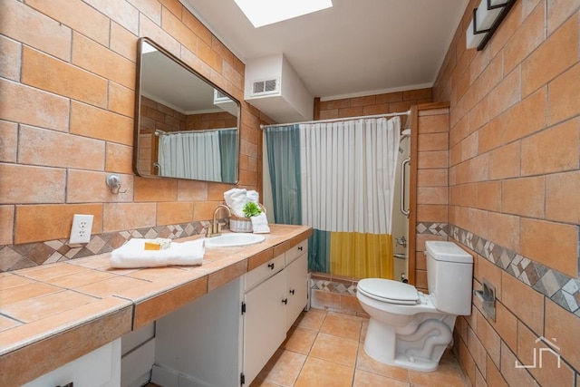 full bath featuring tile patterned floors, visible vents, a shower with shower curtain, tile walls, and decorative backsplash