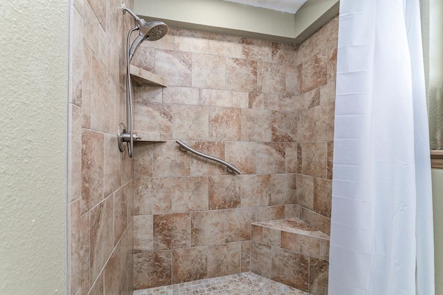 full bathroom featuring a tile shower