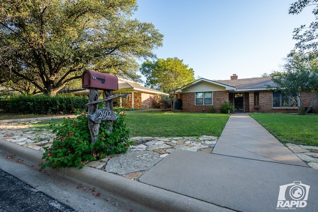 view of front of home featuring a front lawn