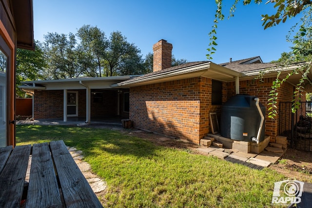 back of house featuring a lawn