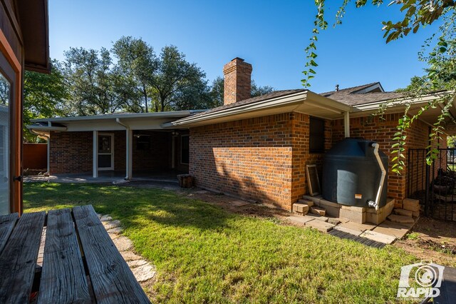 back of house featuring a lawn