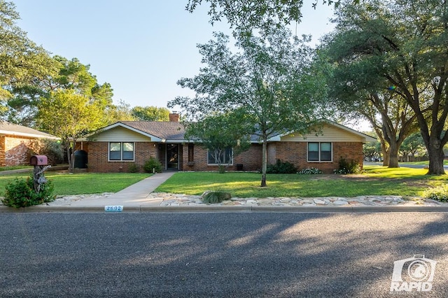 single story home with a front lawn