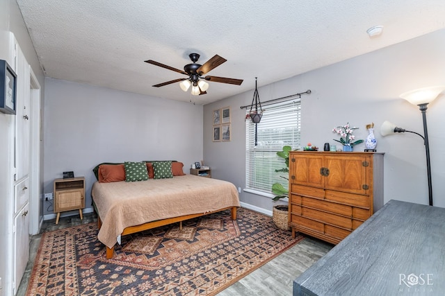 bedroom featuring ceiling fan and a textured ceiling