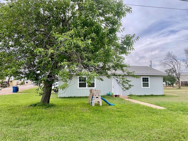 201 N Franklin St, Bronte, TX 76933 - rear view of house with a yard