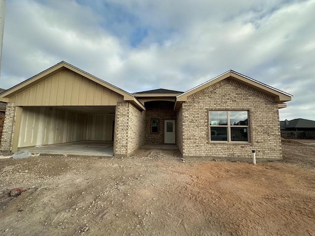 view of front of home featuring a garage