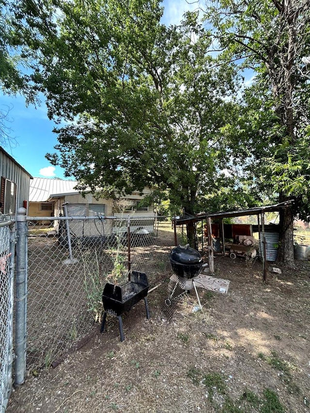15E 24th St, San Angelo, TX 76903 - view of yard