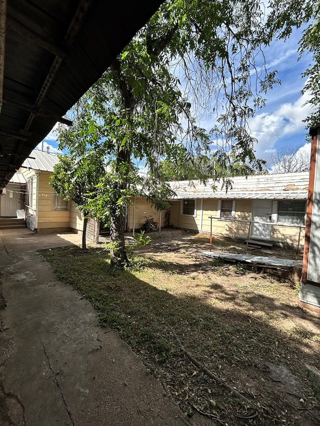 15E 24th St, San Angelo, TX 76903 - view of yard