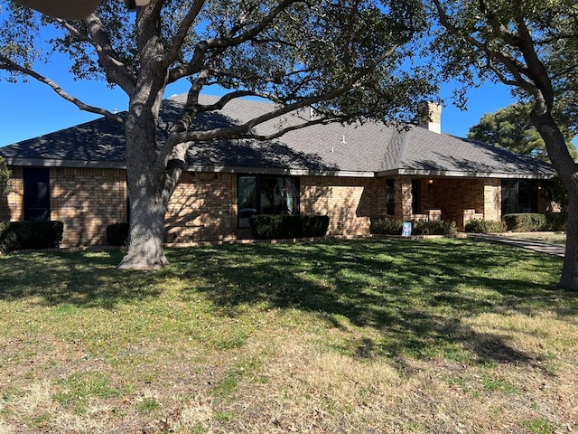 view of front of property featuring a front lawn