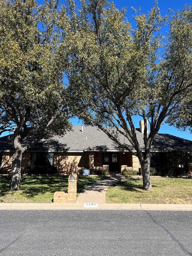 view of front of home featuring a front yard