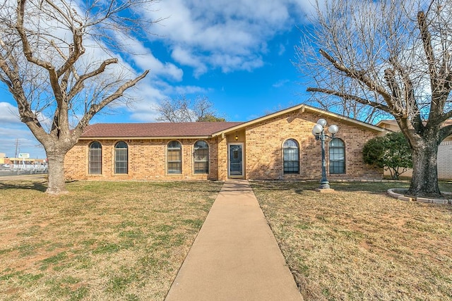 single story home featuring a front yard