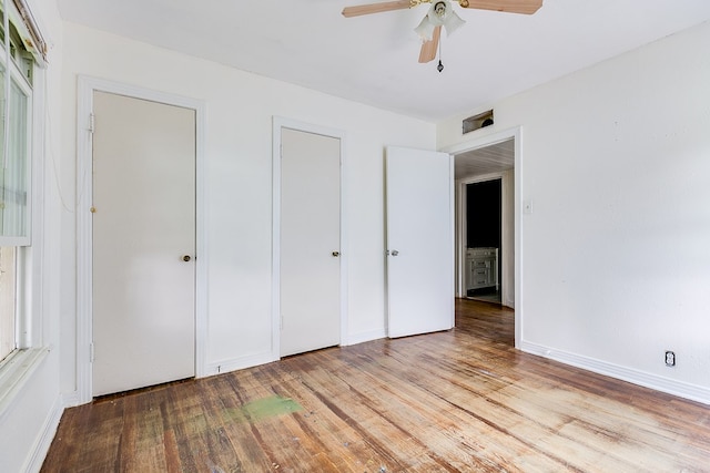 unfurnished bedroom featuring baseboards, a ceiling fan, and wood finished floors