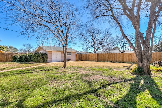 view of yard with an outbuilding