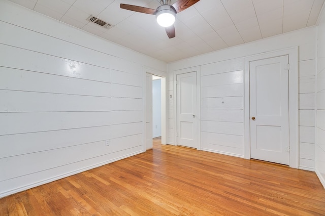 unfurnished bedroom with visible vents, a ceiling fan, light wood finished floors, and a closet