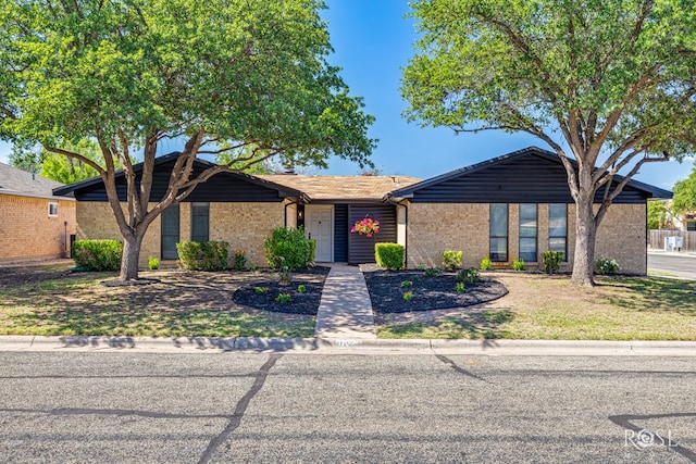 1702 Parkview Dr, San Angelo, TX 76904 - view of front of house with brick siding